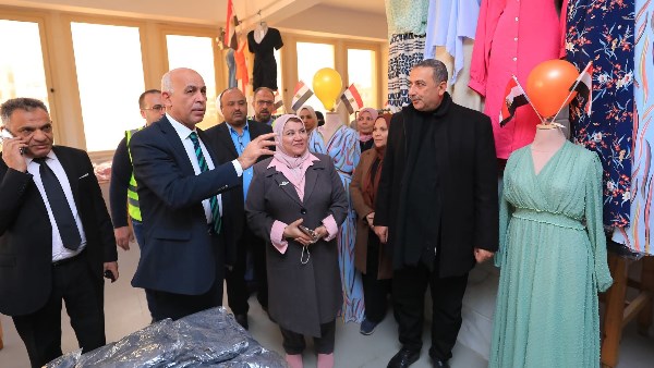 رئيس جامعة كفر الشيخ يشهد افتتاح معرض الأورمان للملابس بمدن الطلاب .. صور