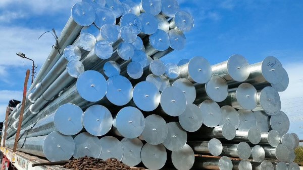 أعمدة كهرباء وكشافات إنارة جديدة ضمن مبادرة كفر الشيخ بتنور.. صور