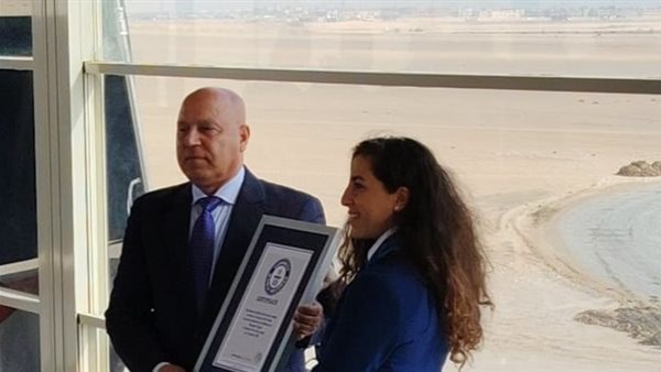 وزير النقل يتسلم الجائزة 