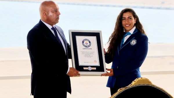 تسلم الجائزة 