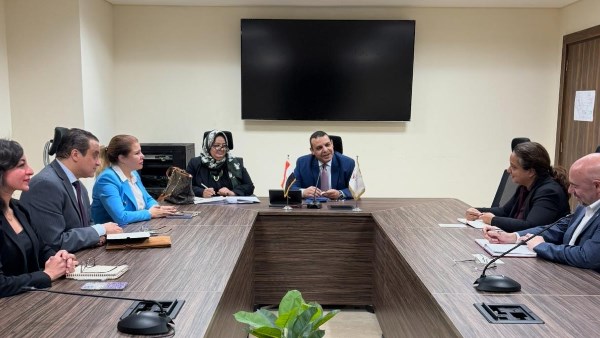 د. عبد العزيز الشريف يستقبل المستشار التجاري الأمريكي 