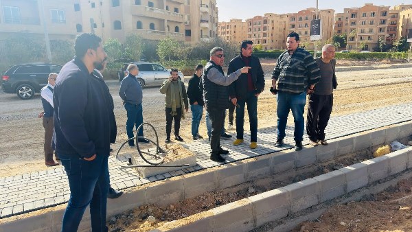 رئيس جهاز حدائق أكتوبر يتابع خطة تطوير ورفع كفاءة الطرق بالمدينة