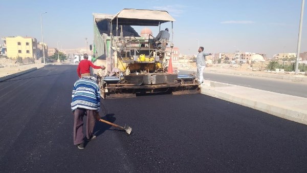 دفع العمل بمشروعات الطرق بمواقع المبادرة الرئاسية "سكن لكل المصريين" بمدينتي حدائق أكتوبر و15 مايو  