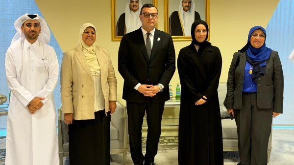 وزير الإسكان مع وزيرة التنمية الاجتماعية والأسرة القطرية