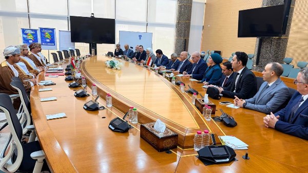 نائب رئيس مجلس الوزراء للتنمية الصناعية يلتقي وزير التجارة والصناعة وترويج الاستثمار العماني 