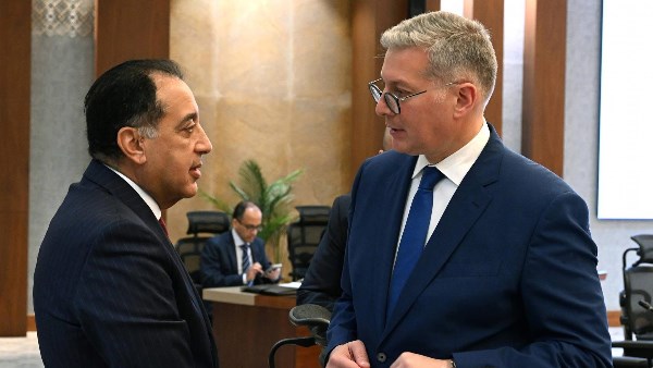 رئيس مجلس الوزراء يجتمع بوزير البترول