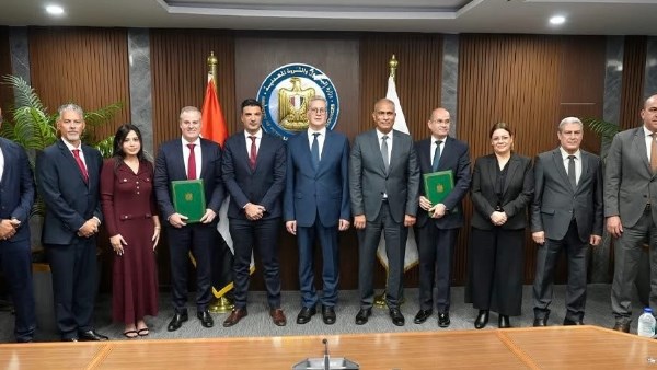 خلال التوقيع