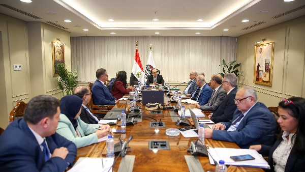 وزير قطاع الاعمال خلال الاجتماع