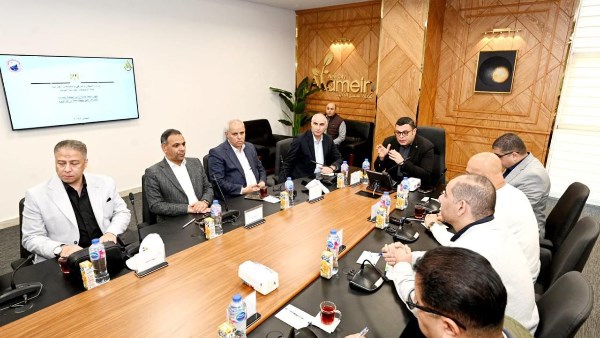 وزير الاسكان خلال الاجتماع