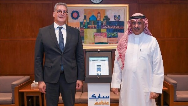 وزير البترول خلال الاجتماع