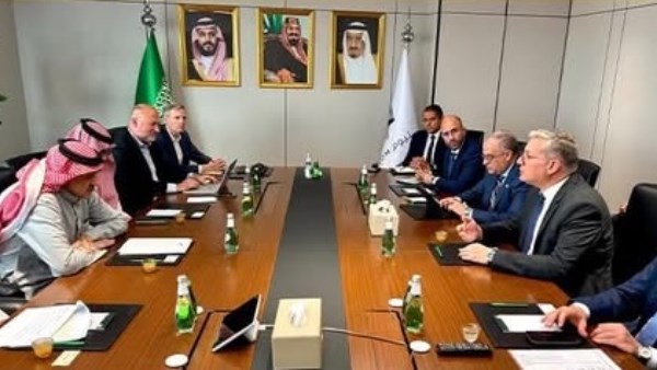 وزير البترول خلال الاجتماع