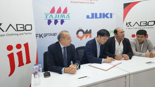 خلال المعرض