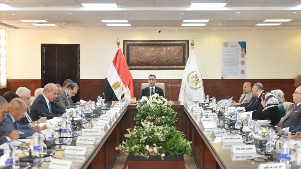 وزير التموين خلال الاجتماع