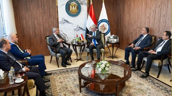 خلال الاجتماع