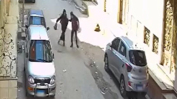 القبض على المتهم بسحل سيدة لسرقة حقيبتها في دمياط القبض على المتهم بسحل سيدة لسرقة حقيبتها في دمياط