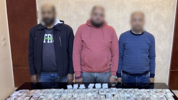 بيدفعوا رشاوى.. القبض على 3 أشخاص فى محيط لجنة إنتخابية بملوى بيدفعوا رشاوى.. القبض على 3 أشخاص فى محيط لجنة إنتخابية بملوى