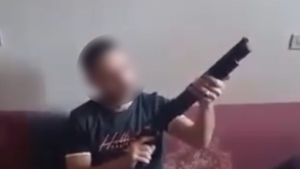 القبض على شخص ظهر فى مقطع فيديو يحمل سلاحًا ناريًا بالغربية القبض على شخص ظهر فى مقطع فيديو يحمل سلاحًا ناريًا بالغربية