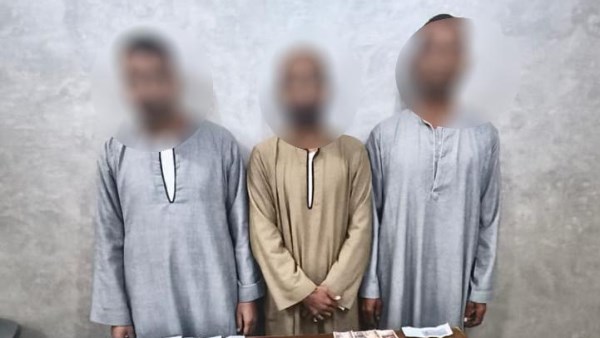 ضبط 3 أشخاص يوزعون أموالا على الناخبين بالأقصر ضبط 3 أشخاص يوزعون أموالا على الناخبين بالأقصر