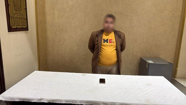 انتخابات الإعادة.. القبض على شخص يوجه الناخبين بالهرم انتخابات الإعادة.. القبض على شخص يوجه الناخبين بالهرم