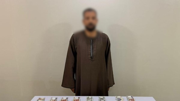 القبض على نصير مرشح يوزع أموالا على الناخبين بأسيوط القبض على نصير مرشح يوزع أموالا على الناخبين بأسيوط