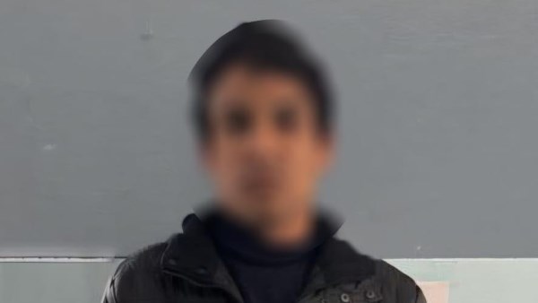 أنصار مرشح بالجيزة يدعون توزيع منافسهم سلعا غذائية على الناخبين أنصار مرشح بالجيزة يدعون توزيع منافسهم سلعا غذائية على الناخبين