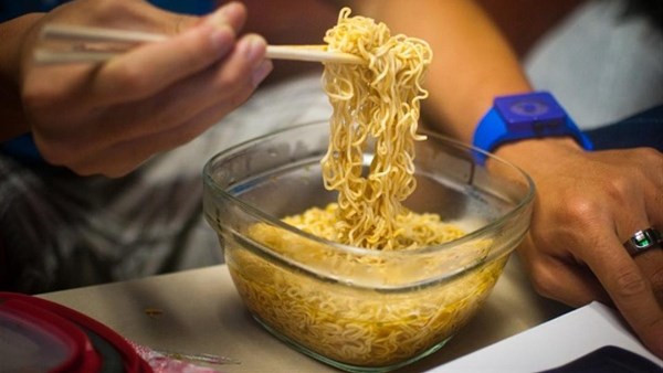 أضرار الإندومي على الأطفال