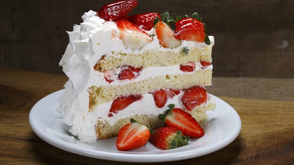 طريقة عمل كيكة بالفراولة