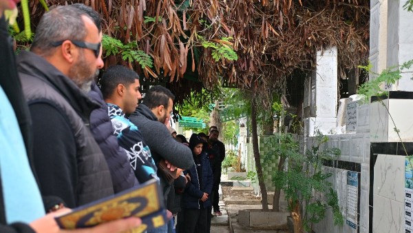 سباحو الزهور يزورون قبر زميلهم يوسف في بورسعيد