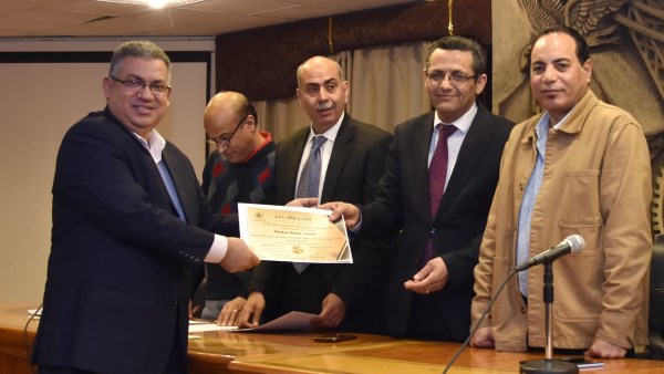 محمد عطية مع نقيب الصحفيين لحظة التكريم في يوم اللغة