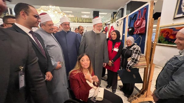 الضويني وعياد يفتتحان معرضًا للأعمال الفنية لذوي الإعاقة 