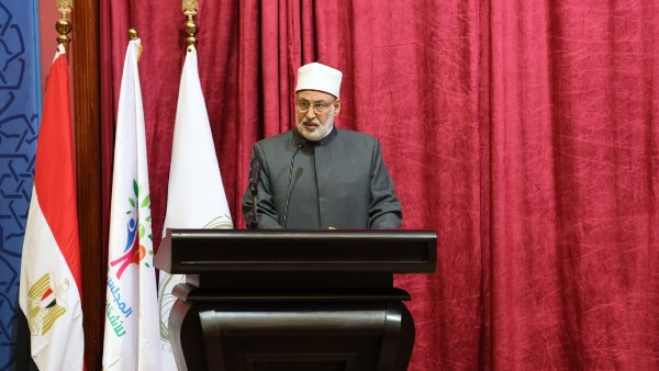 د.  الضويني خلال إلقاء كلمته