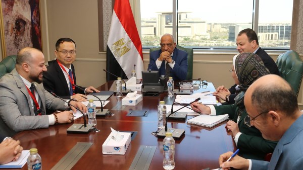 لقاء وزير الكهرباء 