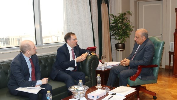 وزير الكهرباء خلال اللقاء