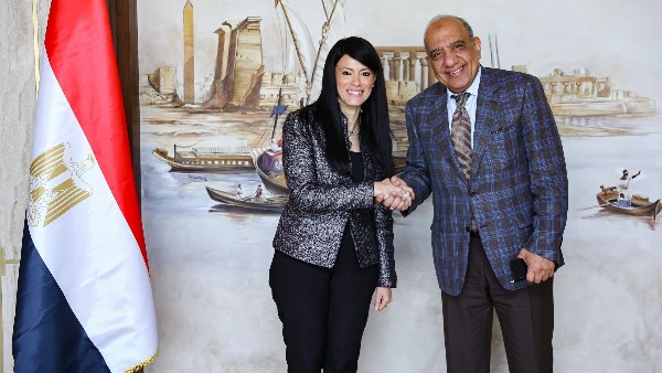 وزير الكهرباء  ووزيرة التخطيط