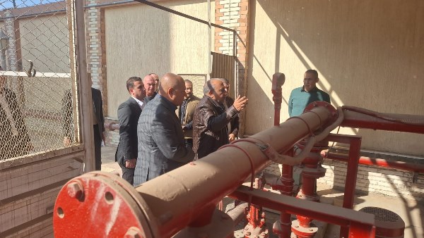وزير الكهرباء خلال الزيارة