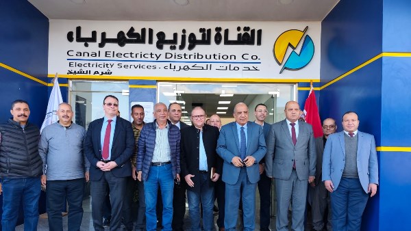 وزير الكهرباء خلال الزيارة