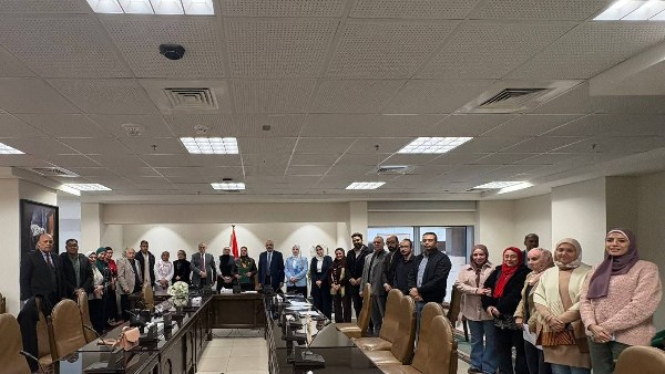 خلال توقيع العقود