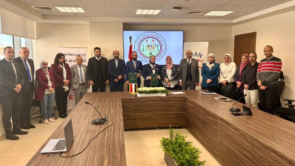 خلال توقيع العقود