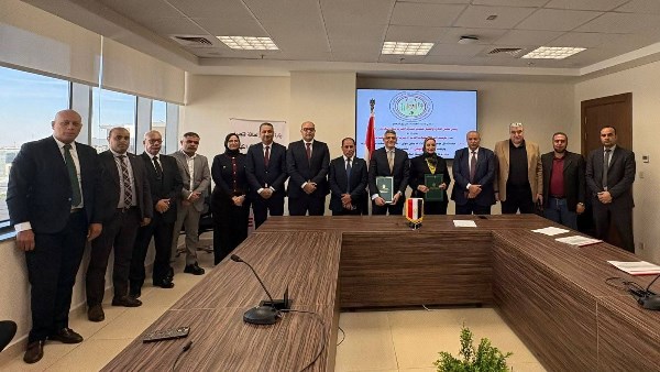 خلال توقيع العقود