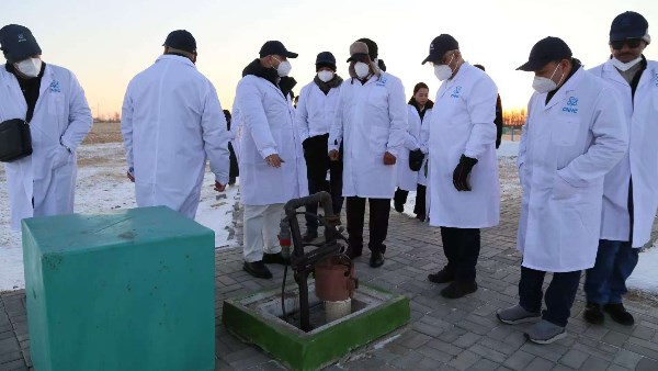 وزير الكهرباء خلال الزيارة