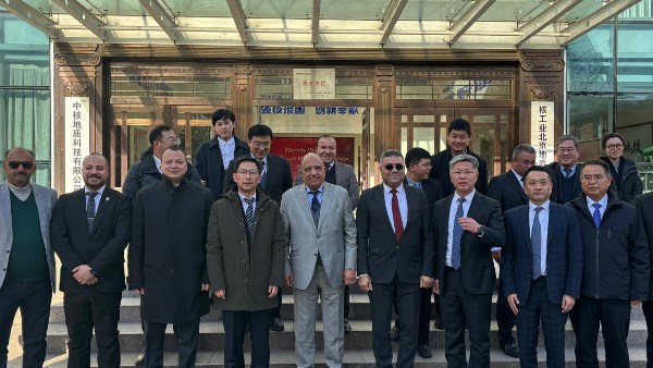 وزير الكهرباء خلال الزيارة