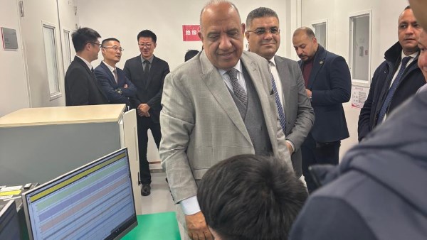 وزير الكهرباء  خلال الزيارة
