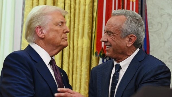 ترامب ووزير الصحة الأمريكي 