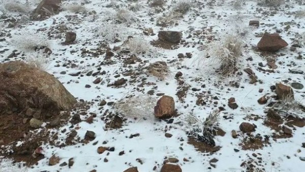 الثلوج تزين جبال اللوز 