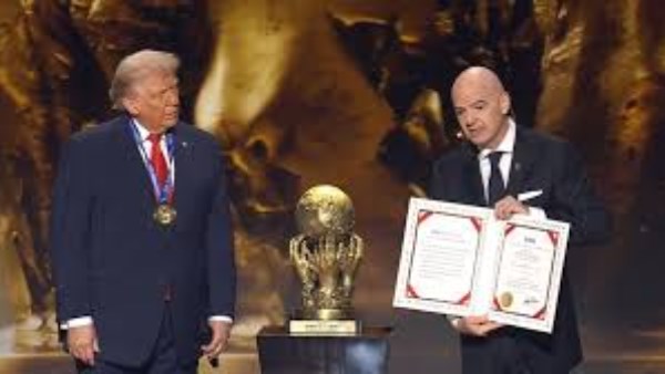 ترامب يفوز بجائزة فيفا