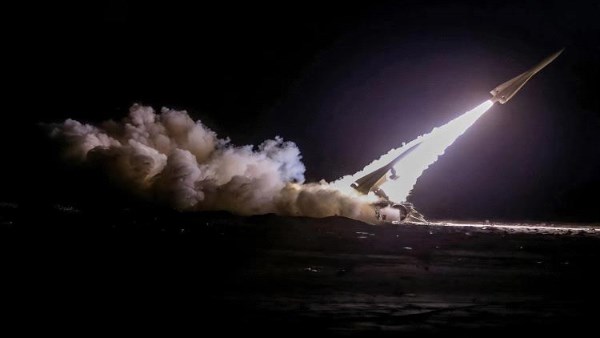 صواريخ بعيدة المدى في مناورات بحر عُمان قرب مضيق هرمز