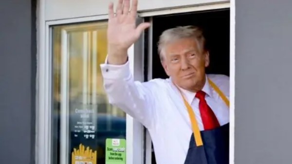 ترامب بائع برجر في محل شهير 