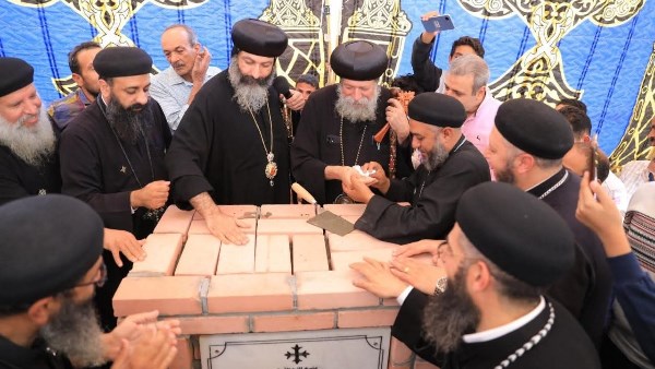 وضع حجر أساس لكنيسة 