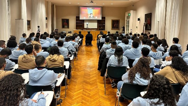 البابا يلتقي شباب إيبارشية ميلانو عبر zoom