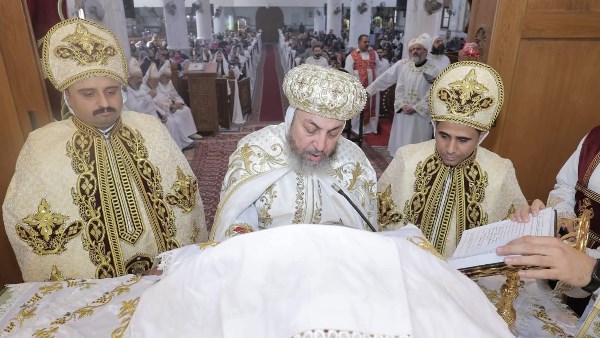 رسامة كهنة جدد 